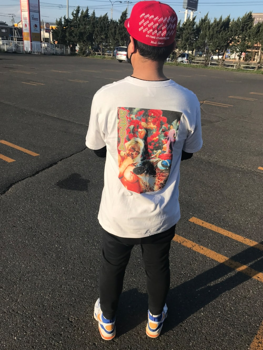 ホワイト系のTシャツ/カットソー、ブラック系のスウェットパンツ、ホワイト系のスニーカーを着用したメンズの冬コーディネートの2枚目の写真