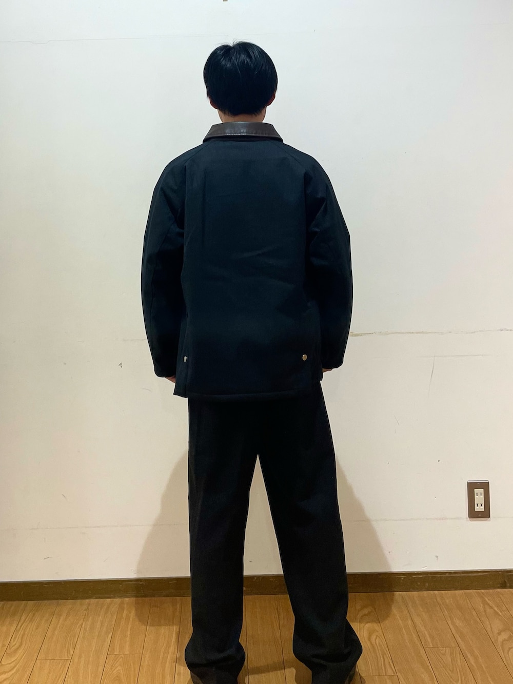 ブラック系のダウンジャケット/コート、ブラック系のその他パンツ、ブラック系のニット/セーターを着用したメンズの秋コーディネートの3枚目の写真