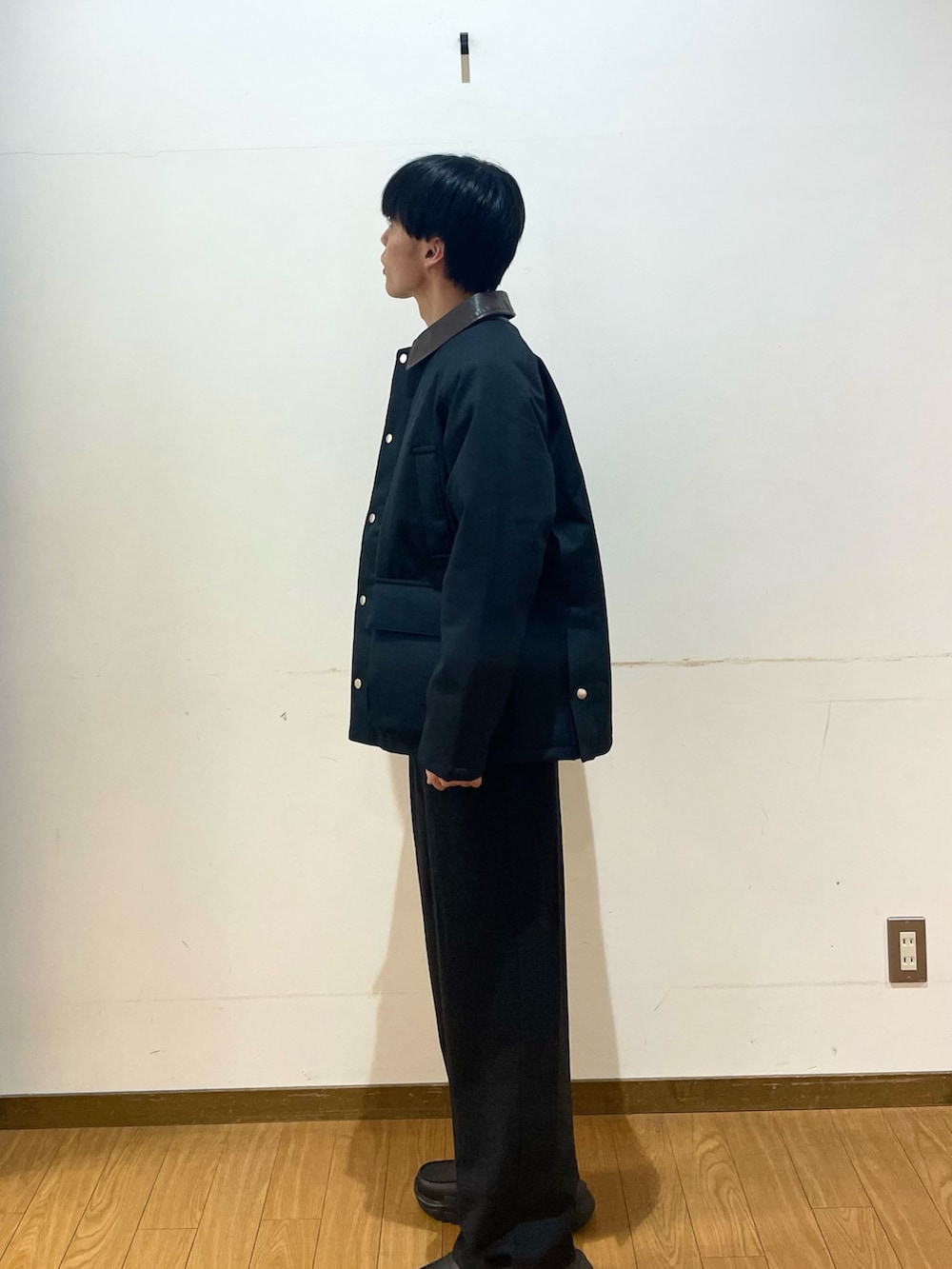 ブラック系のダウンジャケット/コート、ブラック系のその他パンツ、ブラック系のニット/セーターを着用したメンズの秋コーディネートの2枚目の写真