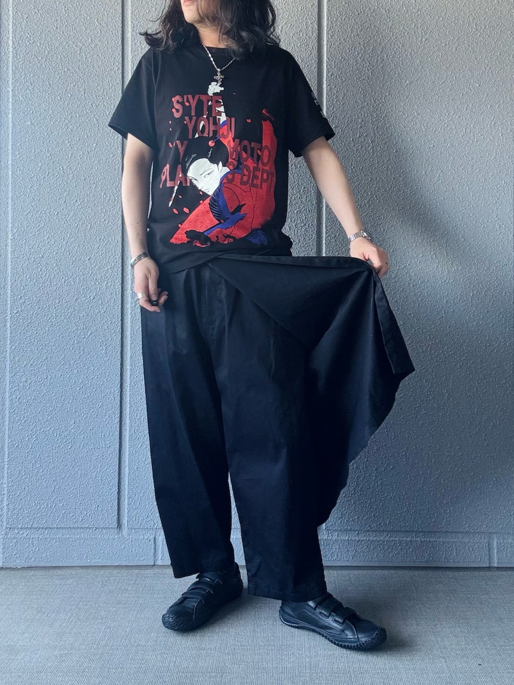 ブラック系のTシャツ/カットソー、ブラック系のパンツ、ブラック系のスニーカーを着用したメンズの春コーディネートの3枚目の写真