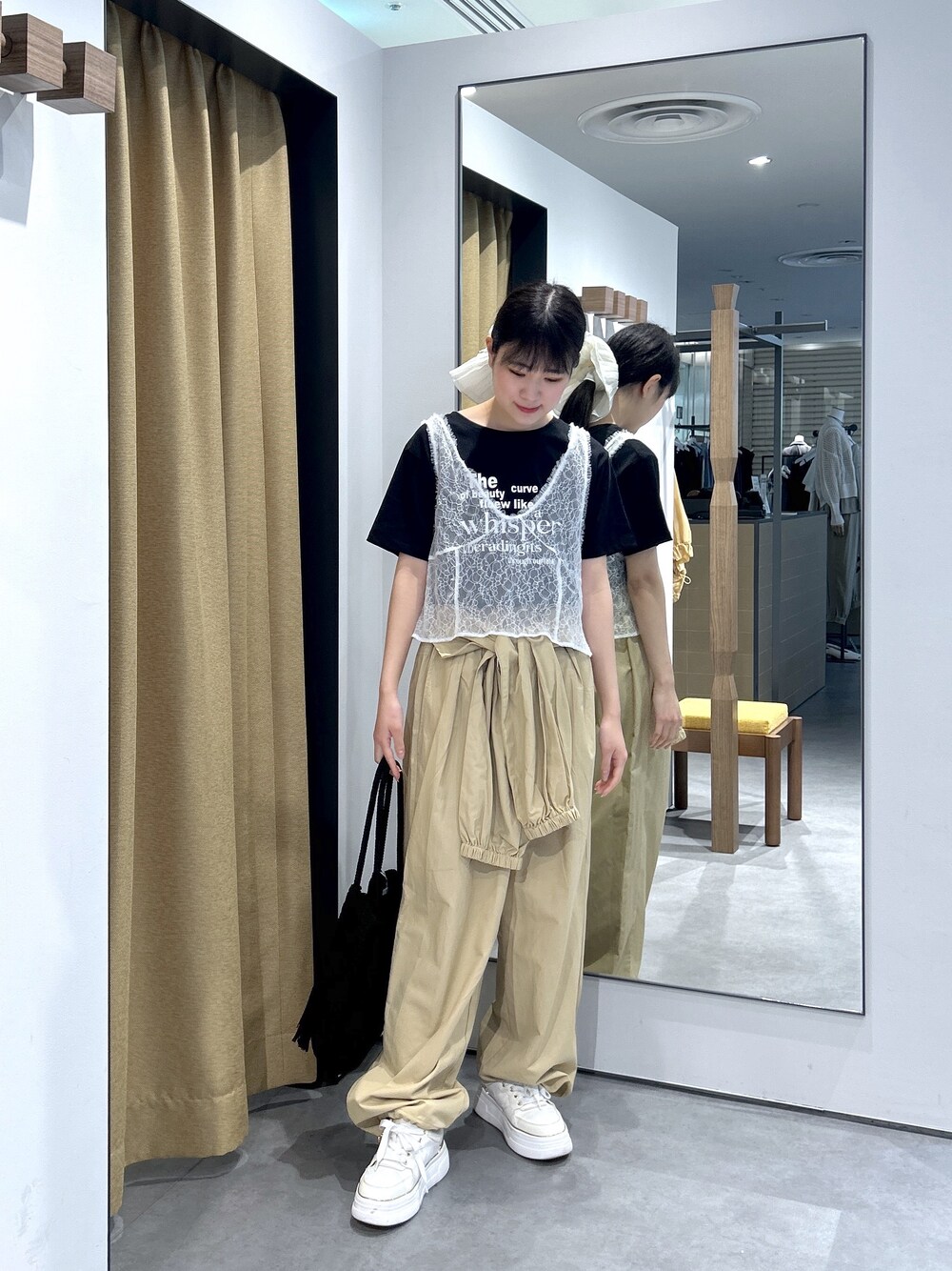 ブラック系のTシャツ/カットソー、ホワイト系のシャツ/ブラウス、ベージュ系のその他パンツを着用したレディースの春コーディネートの3枚目の写真