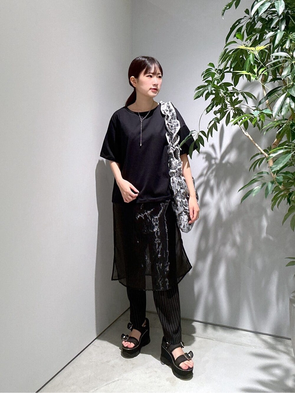 ブラック系のTシャツ/カットソー、ブラック系のその他パンツを着用したレディースの夏コーディネートの2枚目の写真