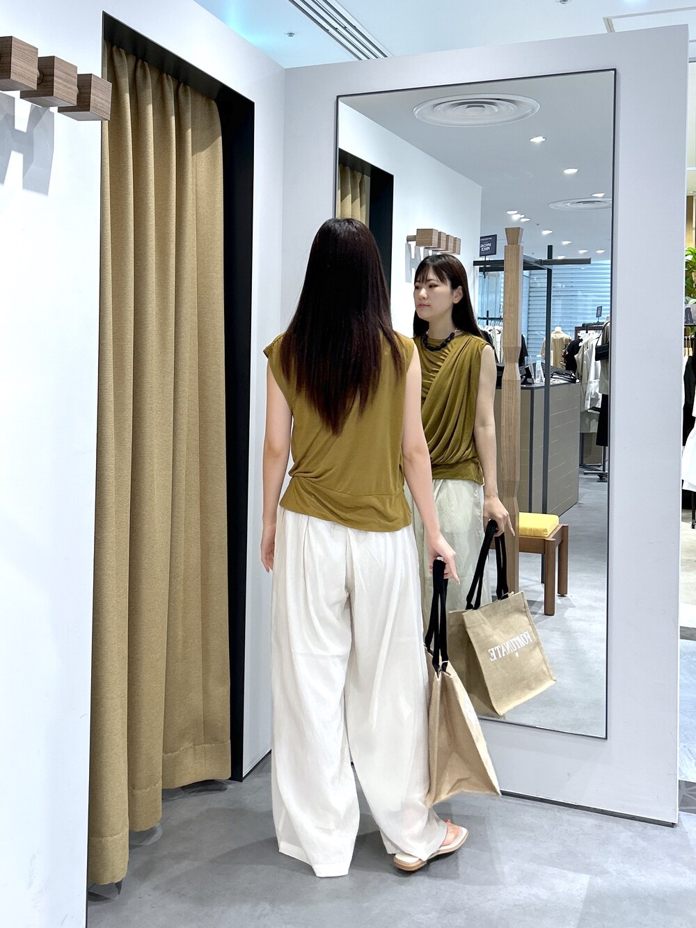 ブラウン系のTシャツ/カットソー、ホワイト系のその他パンツ、ホワイト系のトートバッグを着用したレディースの夏コーディネートの6枚目の写真