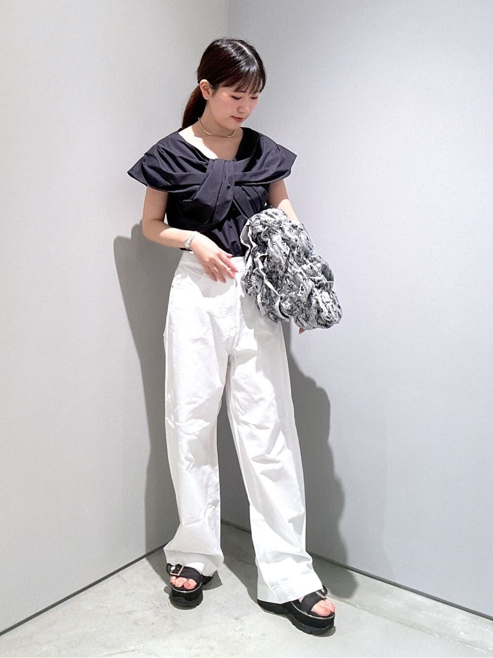 ブルー系のシャツ/ブラウス、ホワイト系のデニムパンツ、シルバー系のトートバッグを着用したレディースの夏コーディネートの4枚目の写真