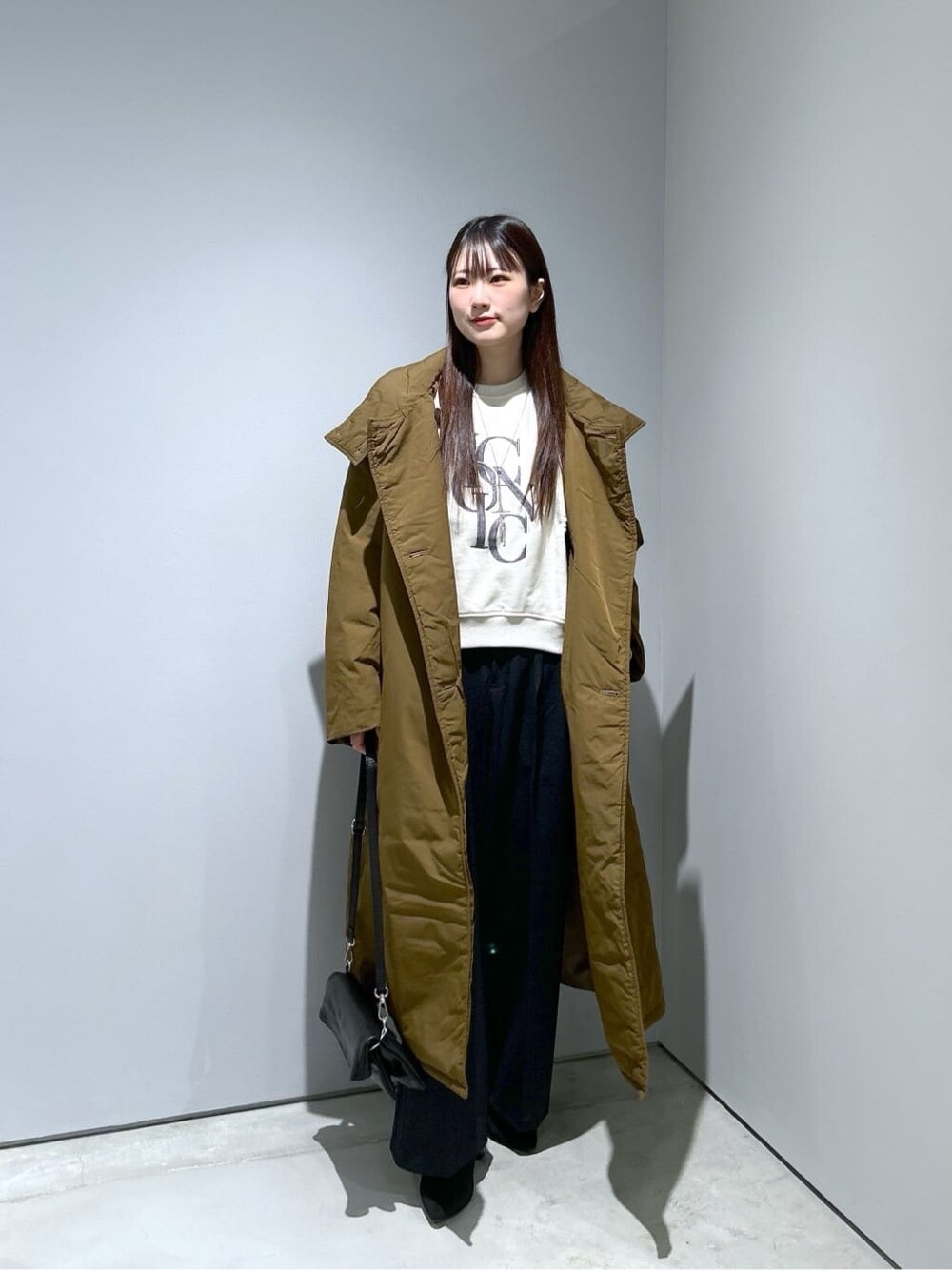 ブラウン系のその他アウター、ホワイト系のスウェット、ブラック系のその他パンツを着用したレディースの冬コーディネートの4枚目の写真