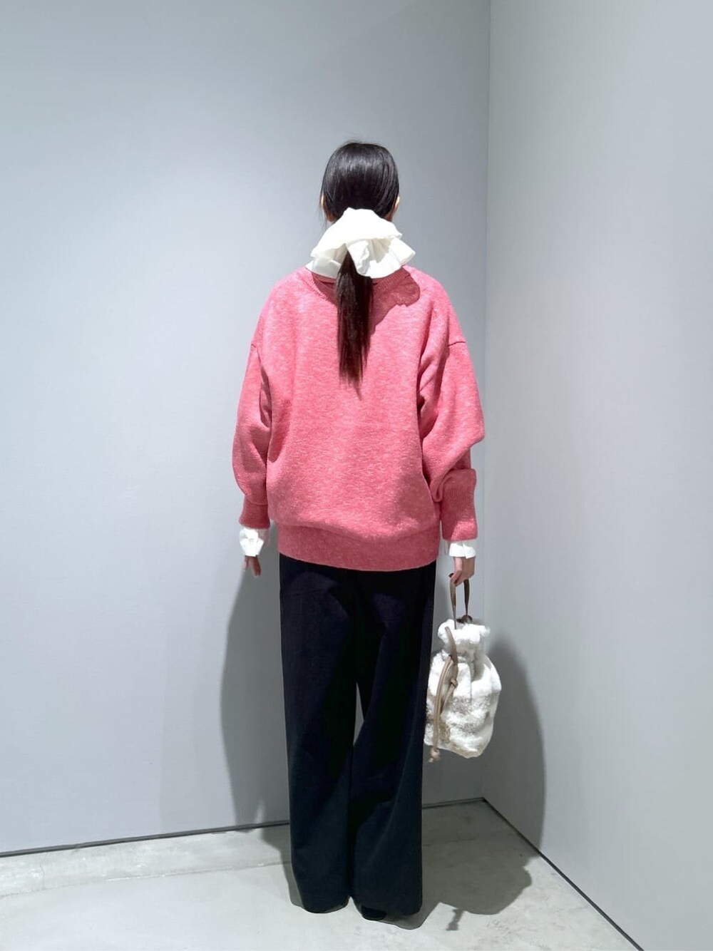 ピンク系のニット/セーター、ホワイト系のシャツ/ブラウス、ブラック系のその他パンツを着用したレディースの冬コーディネートの5枚目の写真