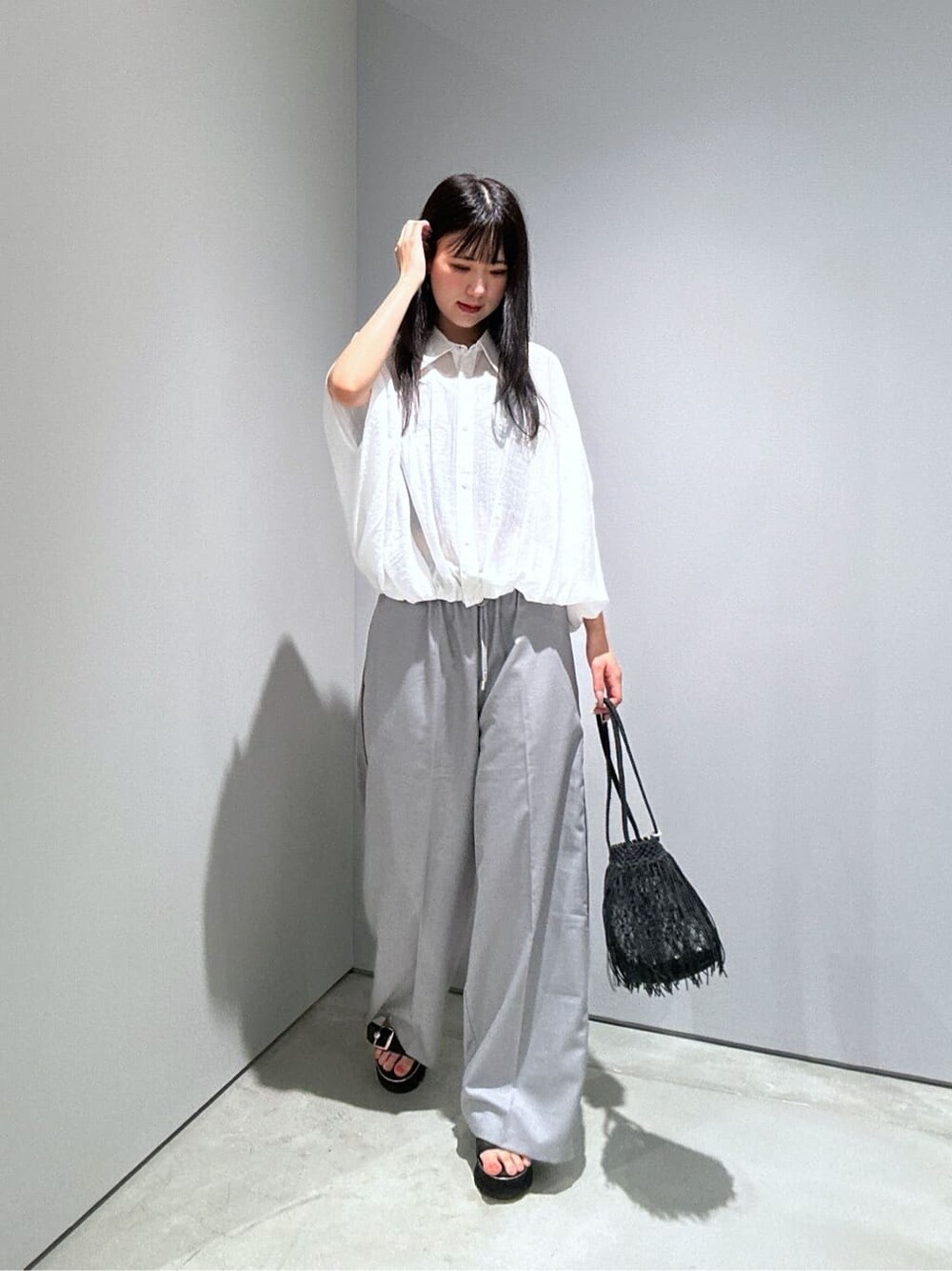 ホワイト系のシャツ/ブラウス、グレー系のその他パンツ、ブラック系のタンクトップを着用したレディースの夏コーディネートの6枚目の写真