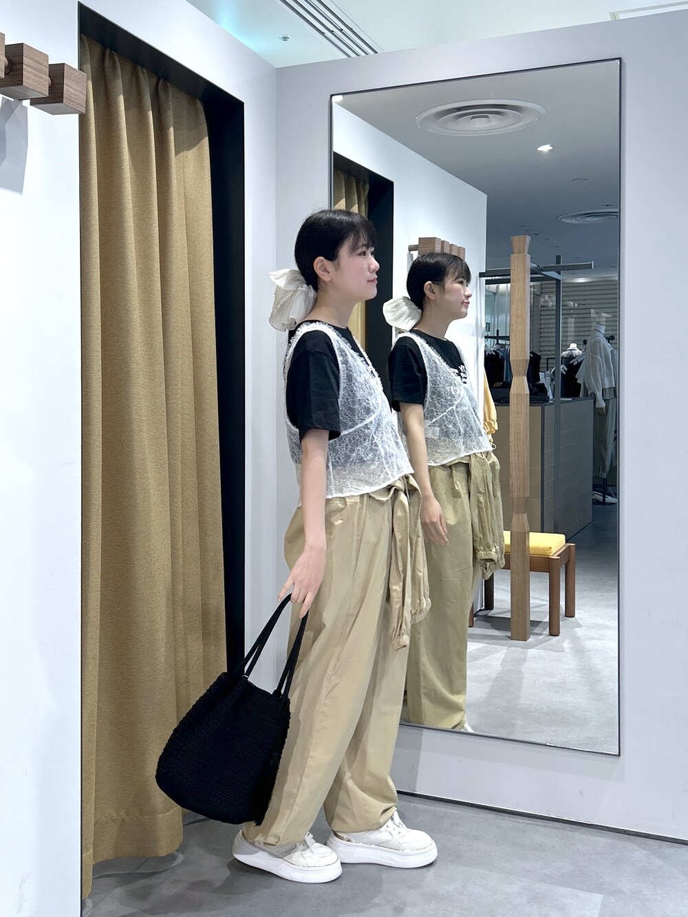 ブラック系のTシャツ/カットソー、ホワイト系のシャツ/ブラウス、ベージュ系のその他パンツを着用したレディースの春コーディネートの5枚目の写真