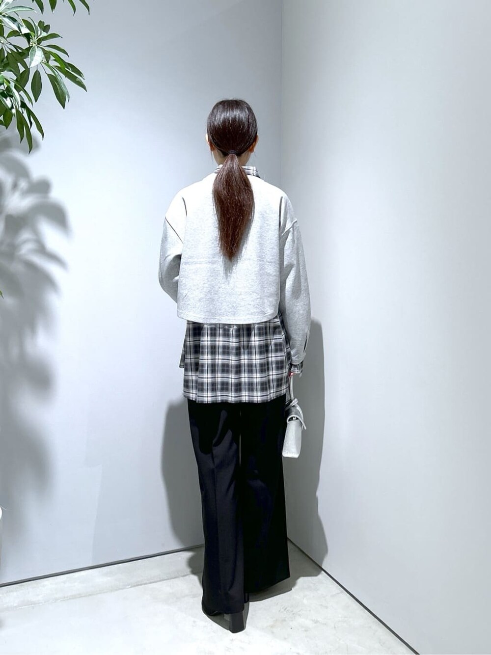 ブラック系のシャツ/ブラウス、ブラック系のその他パンツ、シルバー系のハンドバッグを着用したレディースの秋コーディネートの5枚目の写真