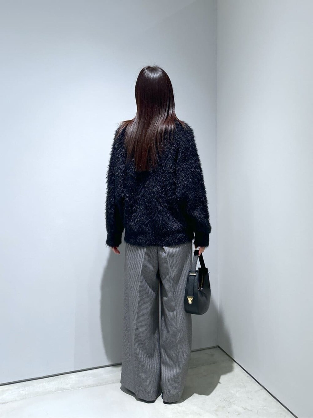 ブラック系のカーディガン/ボレロ、ブラック系のその他パンツ、ブラック系のショルダーバッグを着用したレディースの冬コーディネートの5枚目の写真
