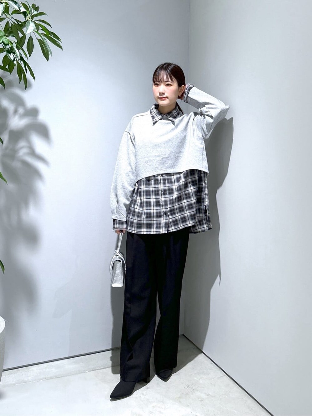 ブラック系のシャツ/ブラウス、ブラック系のその他パンツ、シルバー系のハンドバッグを着用したレディースの秋コーディネートの2枚目の写真