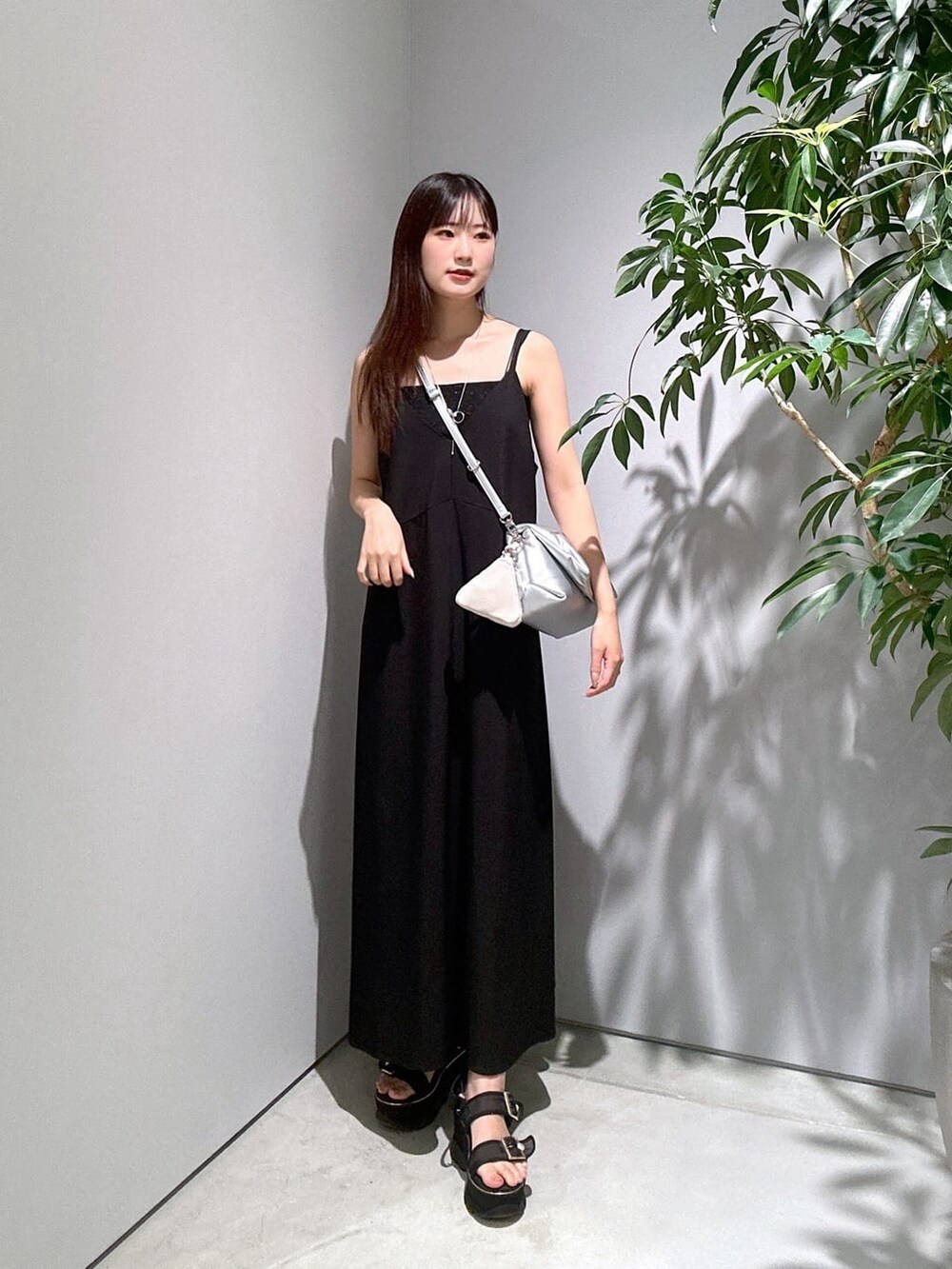 ホワイト系のシャツ/ブラウス、ブラック系のタンクトップ、ブラック系のワンピースを着用したレディースの夏コーディネートの4枚目の写真