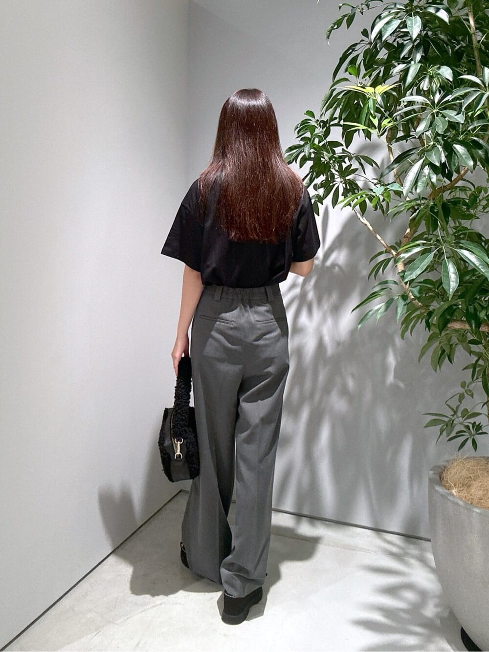ブラック系のTシャツ/カットソー、グレー系のその他パンツ、ブラック系のハンドバッグを着用したレディースの夏コーディネートの5枚目の写真