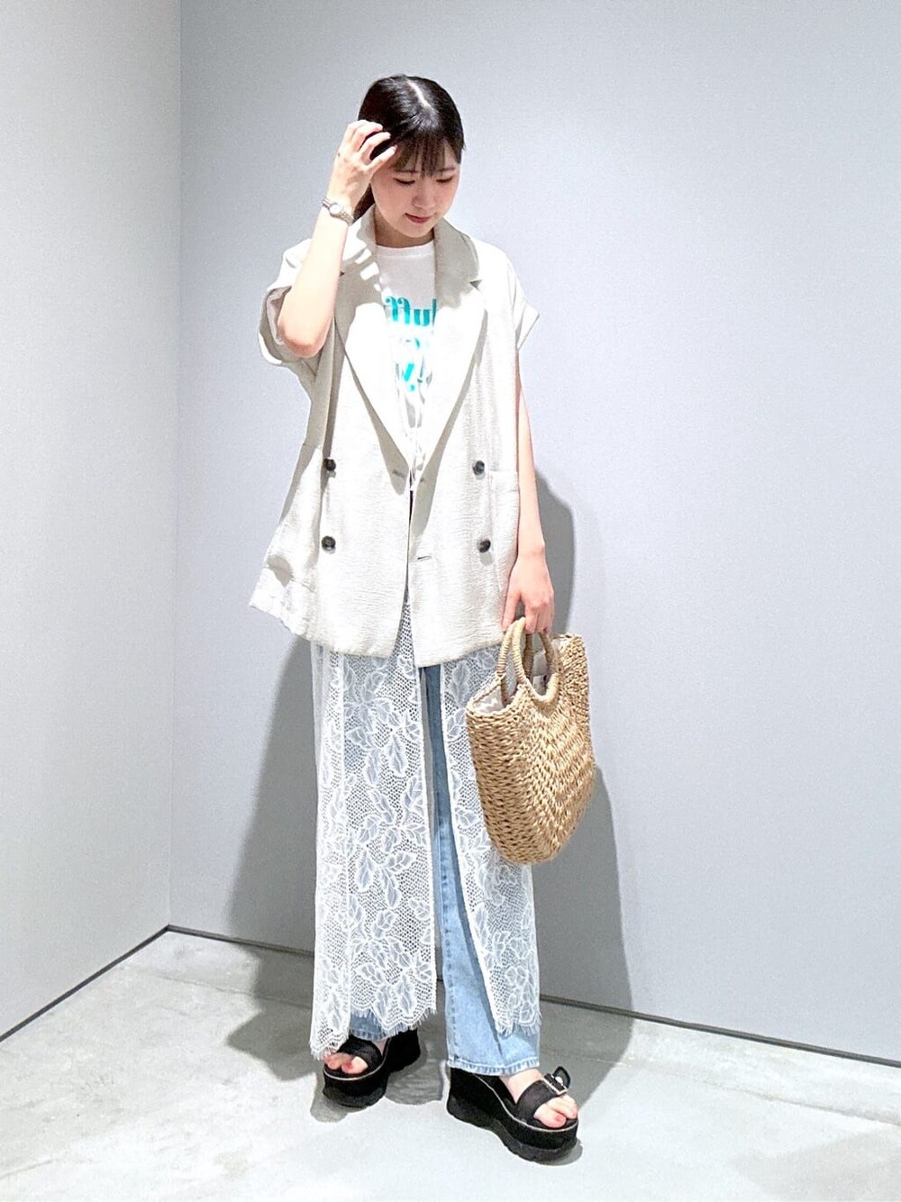 グレー系のテーラードジャケット、ホワイト系のTシャツ/カットソー、ホワイト系のワンピースを着用したレディースの夏コーディネートの5枚目の写真