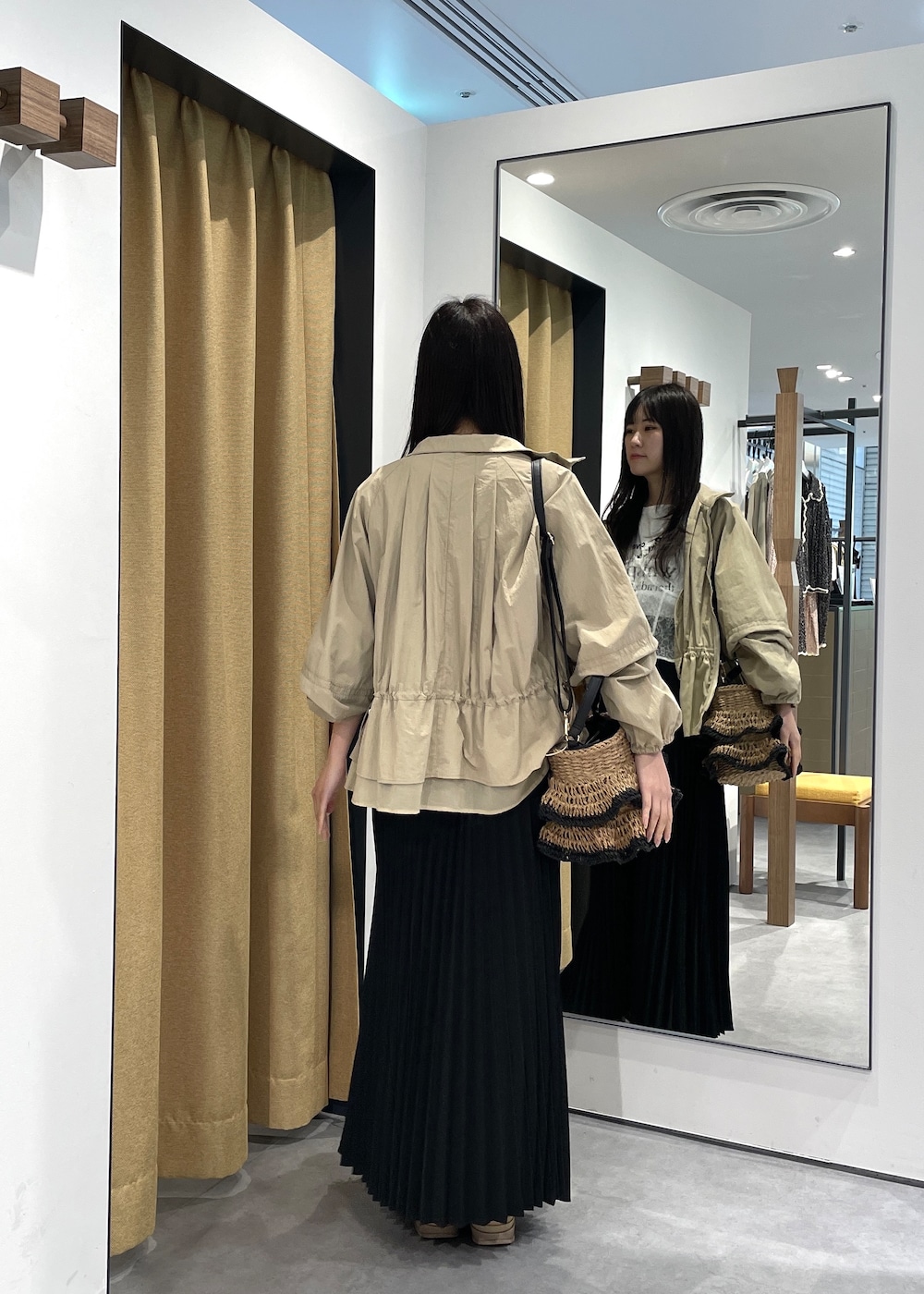 ホワイト系のTシャツ/カットソー、ホワイト系のシャツ/ブラウス、ブラック系のスカートを着用したレディースの春コーディネートの5枚目の写真