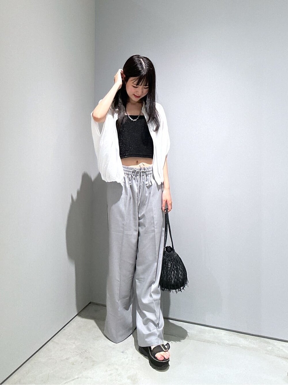 ホワイト系のシャツ/ブラウス、グレー系のその他パンツ、ブラック系のタンクトップを着用したレディースの夏コーディネートの3枚目の写真