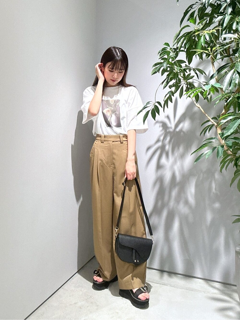 ホワイト系のTシャツ/カットソー、イエロー系のその他パンツ、ゴールド系のネックレスを着用したレディースの夏コーディネートの3枚目の写真