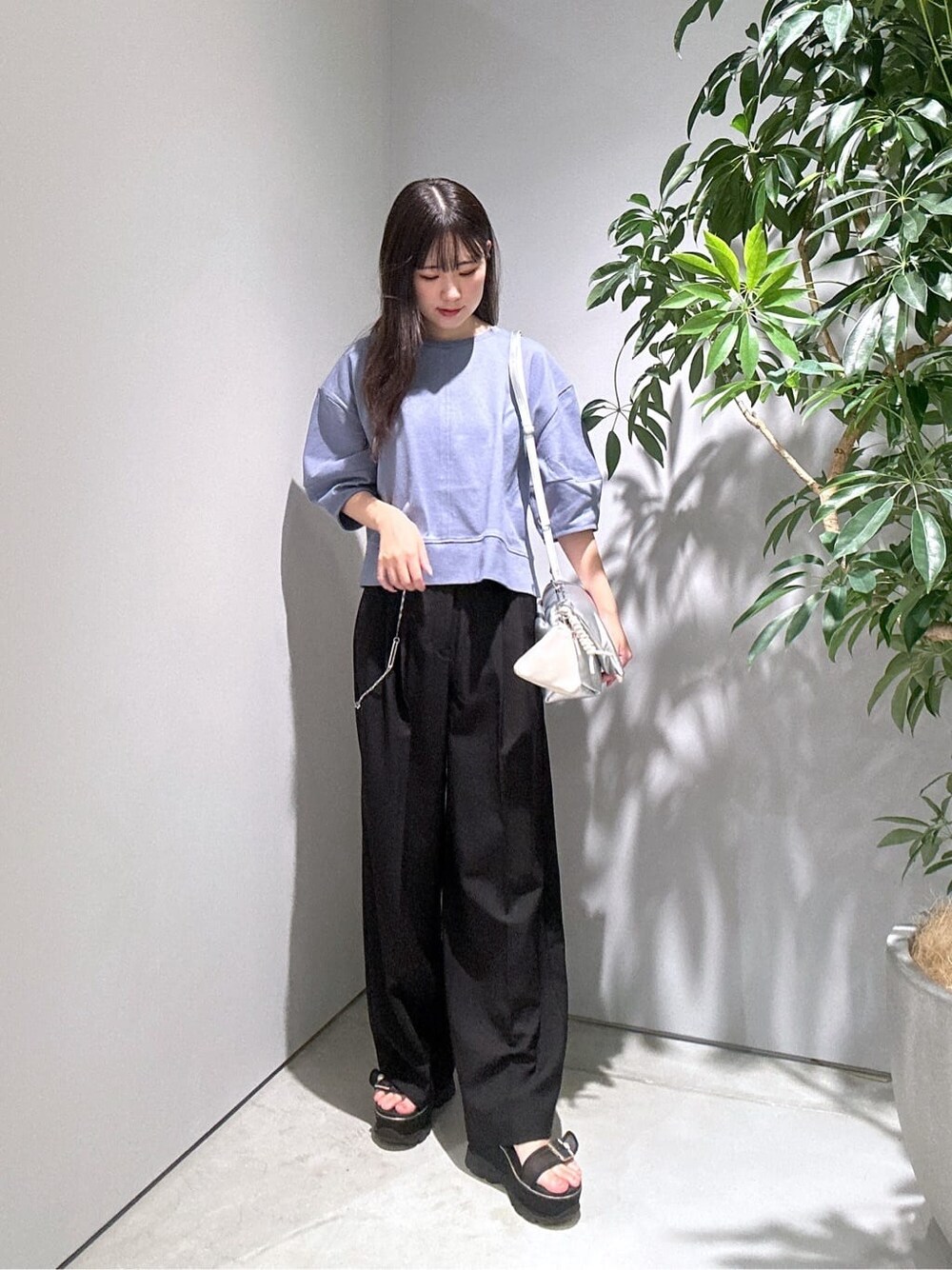 ブルー系のTシャツ/カットソー、ブラック系のその他パンツ、シルバー系のチャームを着用したレディースの秋コーディネートの4枚目の写真