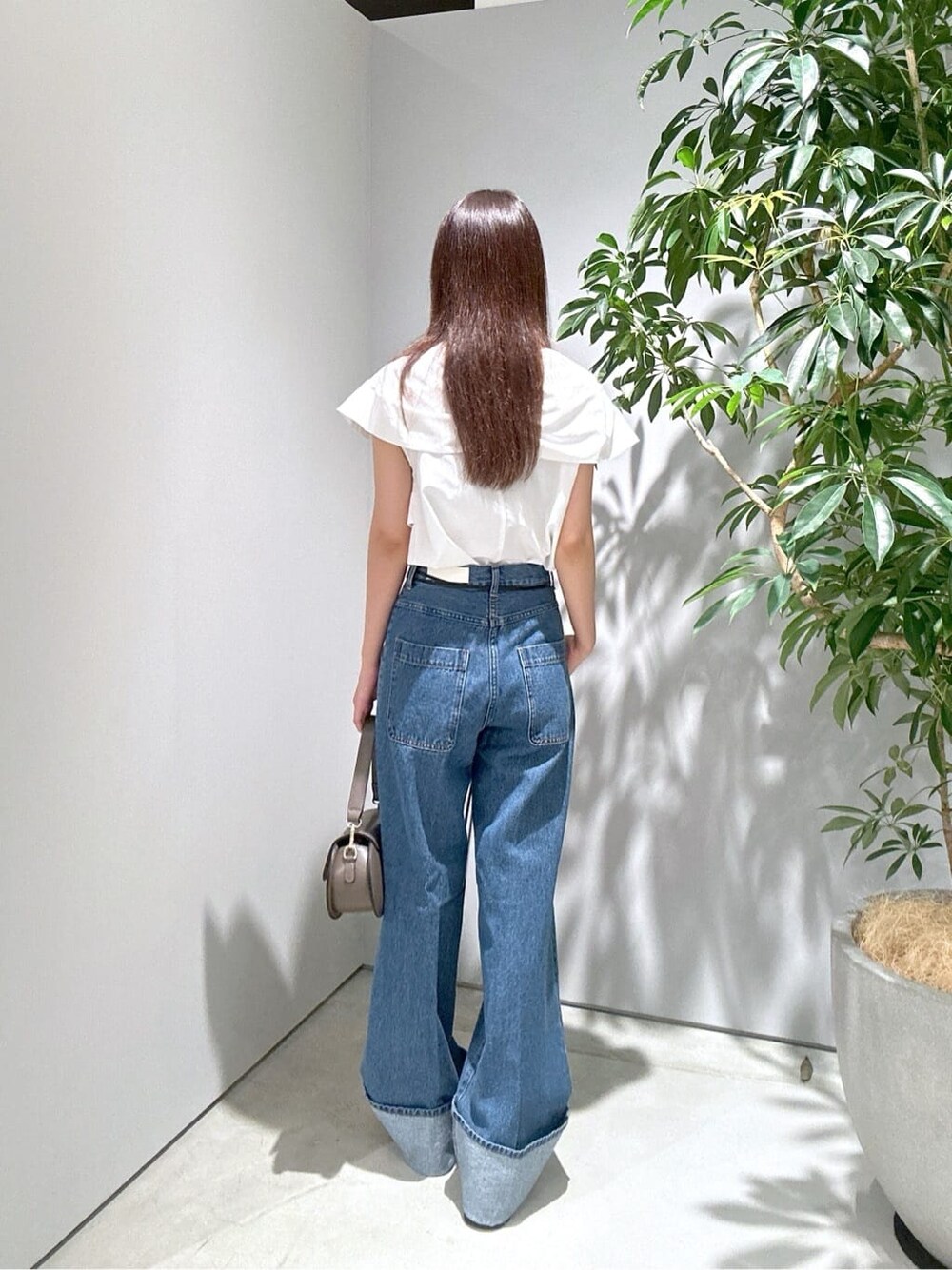 ホワイト系のシャツ/ブラウス、ブルー系のデニムパンツ、ゴールド系のネックレスを着用したレディースの夏コーディネートの5枚目の写真