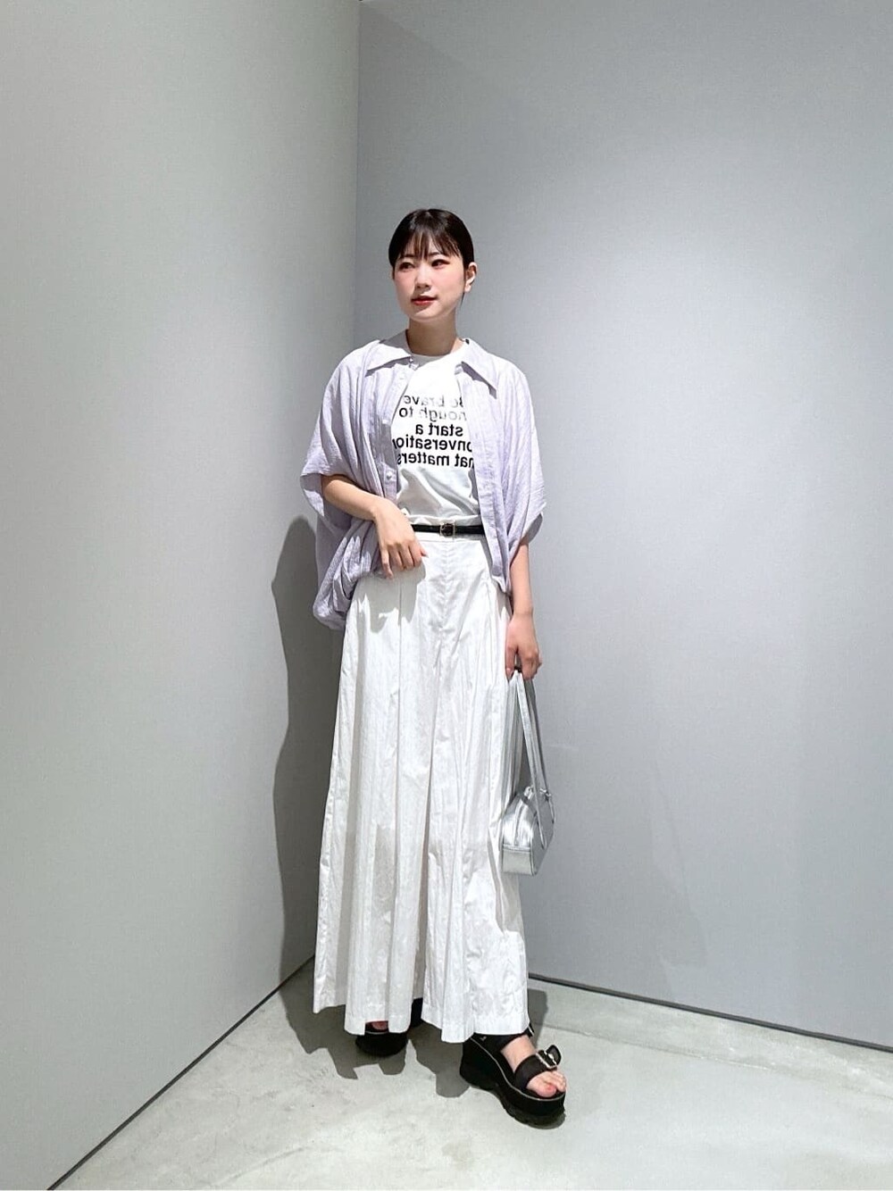 パープル系のシャツ/ブラウス、ホワイト系のTシャツ/カットソー、ホワイト系のその他パンツを着用したレディースの夏コーディネートの3枚目の写真
