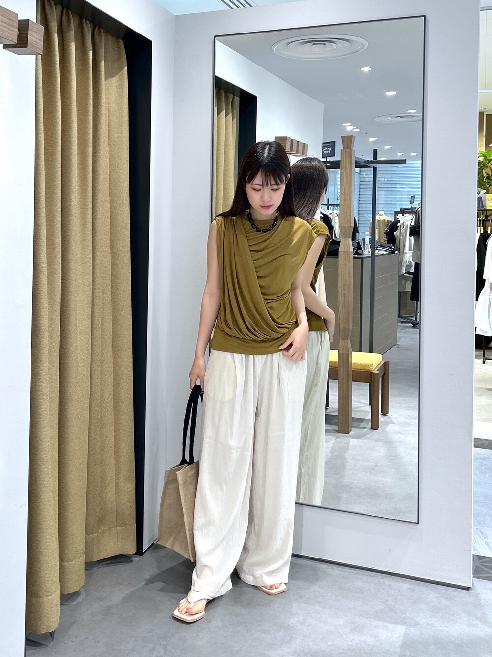 ブラウン系のTシャツ/カットソー、ホワイト系のその他パンツ、ホワイト系のトートバッグを着用したレディースの夏コーディネートの3枚目の写真