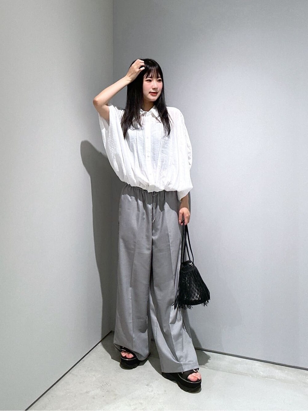 ホワイト系のシャツ/ブラウス、グレー系のその他パンツ、ブラック系のタンクトップを着用したレディースの夏コーディネートの4枚目の写真