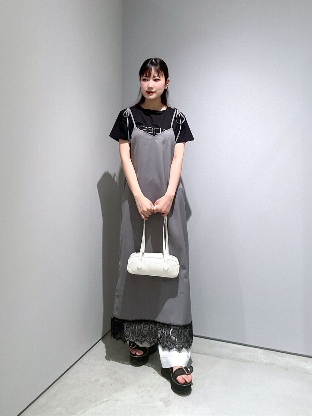 ブラック系のTシャツ/カットソー、グレー系のワンピース、ホワイト系のデニムパンツを着用したレディースの夏コーディネートの3枚目の写真