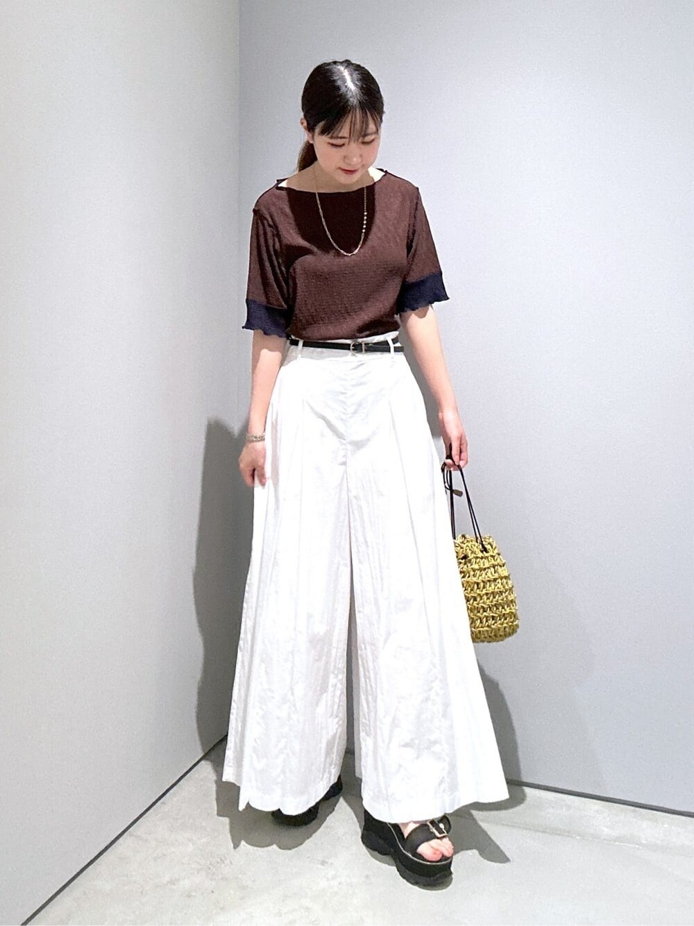ブラウン系のTシャツ/カットソー、ホワイト系のその他パンツ、イエロー系のハンドバッグを着用したレディースの夏コーディネートの4枚目の写真