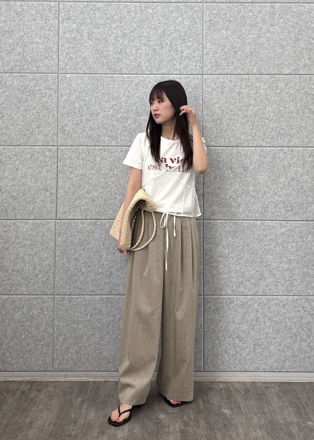 ホワイト系のTシャツ/カットソー、ホワイト系のシャツ/ブラウス、ベージュ系のその他パンツを着用したレディースの春コーディネートの2枚目の写真