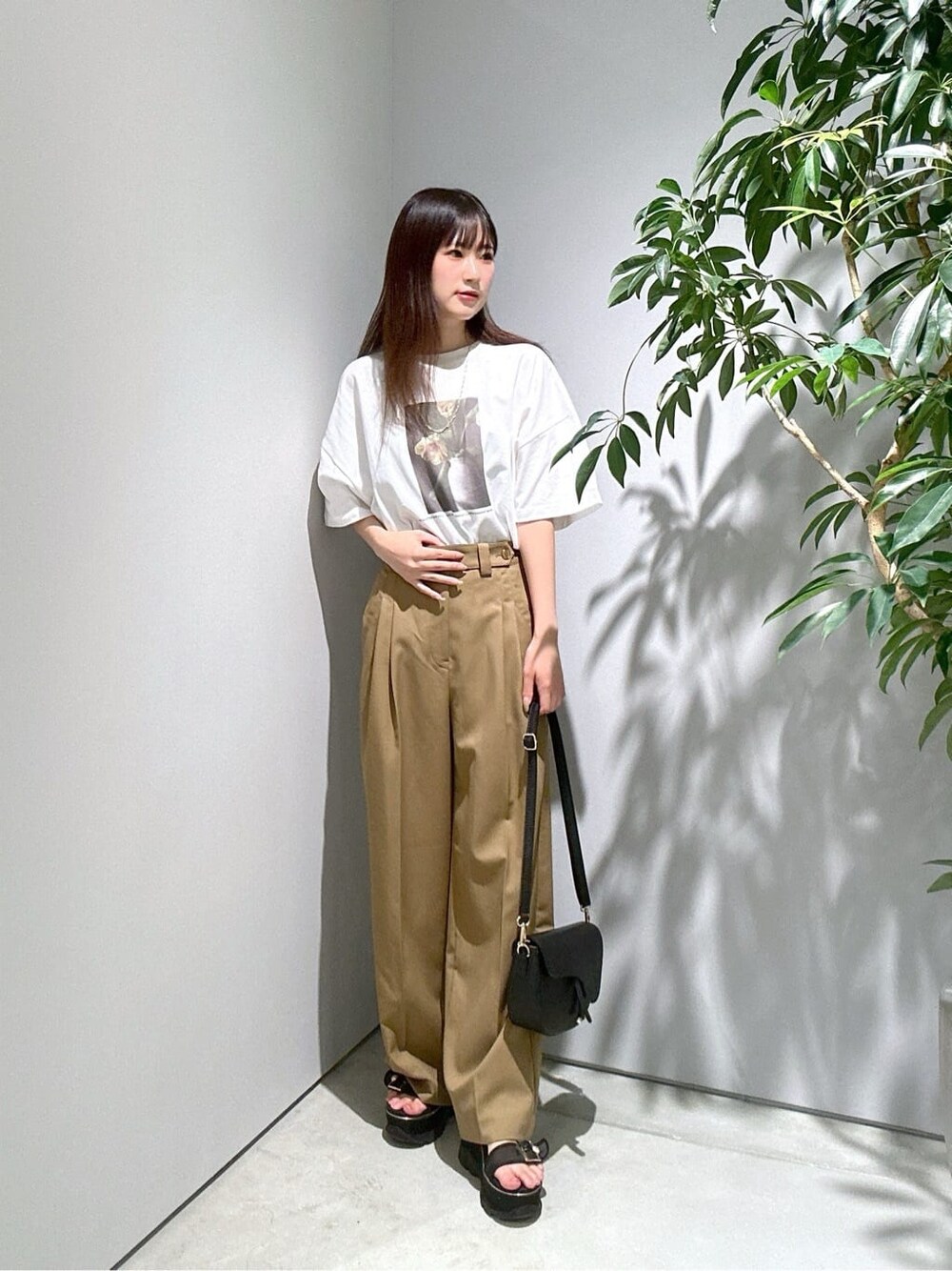ホワイト系のTシャツ/カットソー、イエロー系のその他パンツ、ゴールド系のネックレスを着用したレディースの夏コーディネートの2枚目の写真