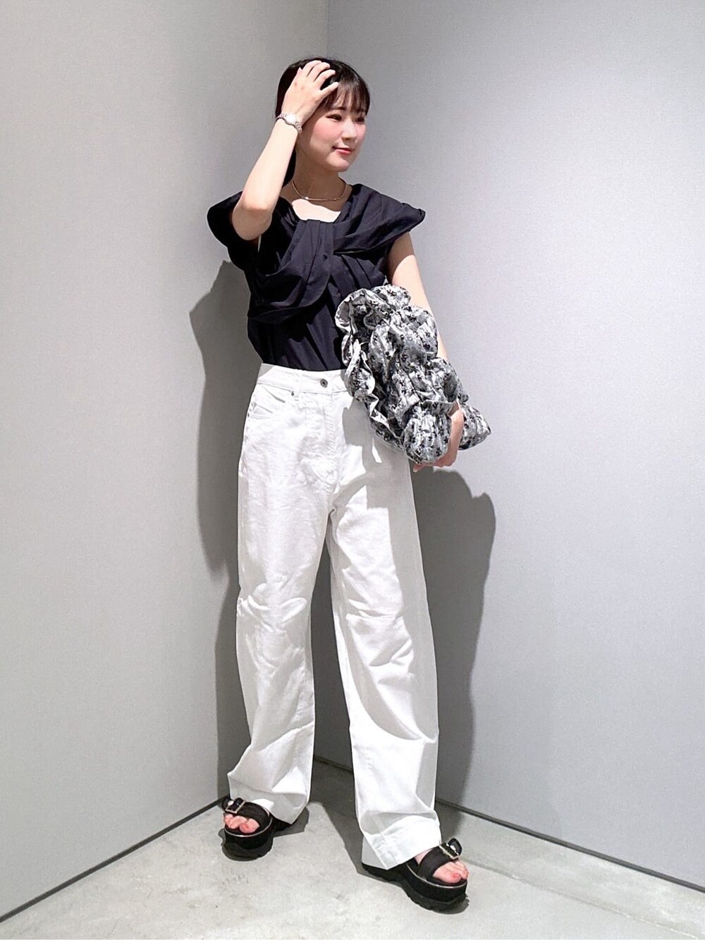 ブルー系のシャツ/ブラウス、ホワイト系のデニムパンツ、シルバー系のトートバッグを着用したレディースの夏コーディネートの3枚目の写真