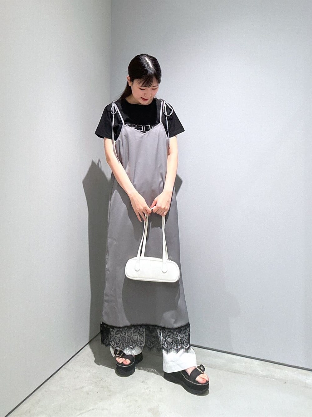 ブラック系のTシャツ/カットソー、グレー系のワンピース、ホワイト系のデニムパンツを着用したレディースの夏コーディネートの5枚目の写真
