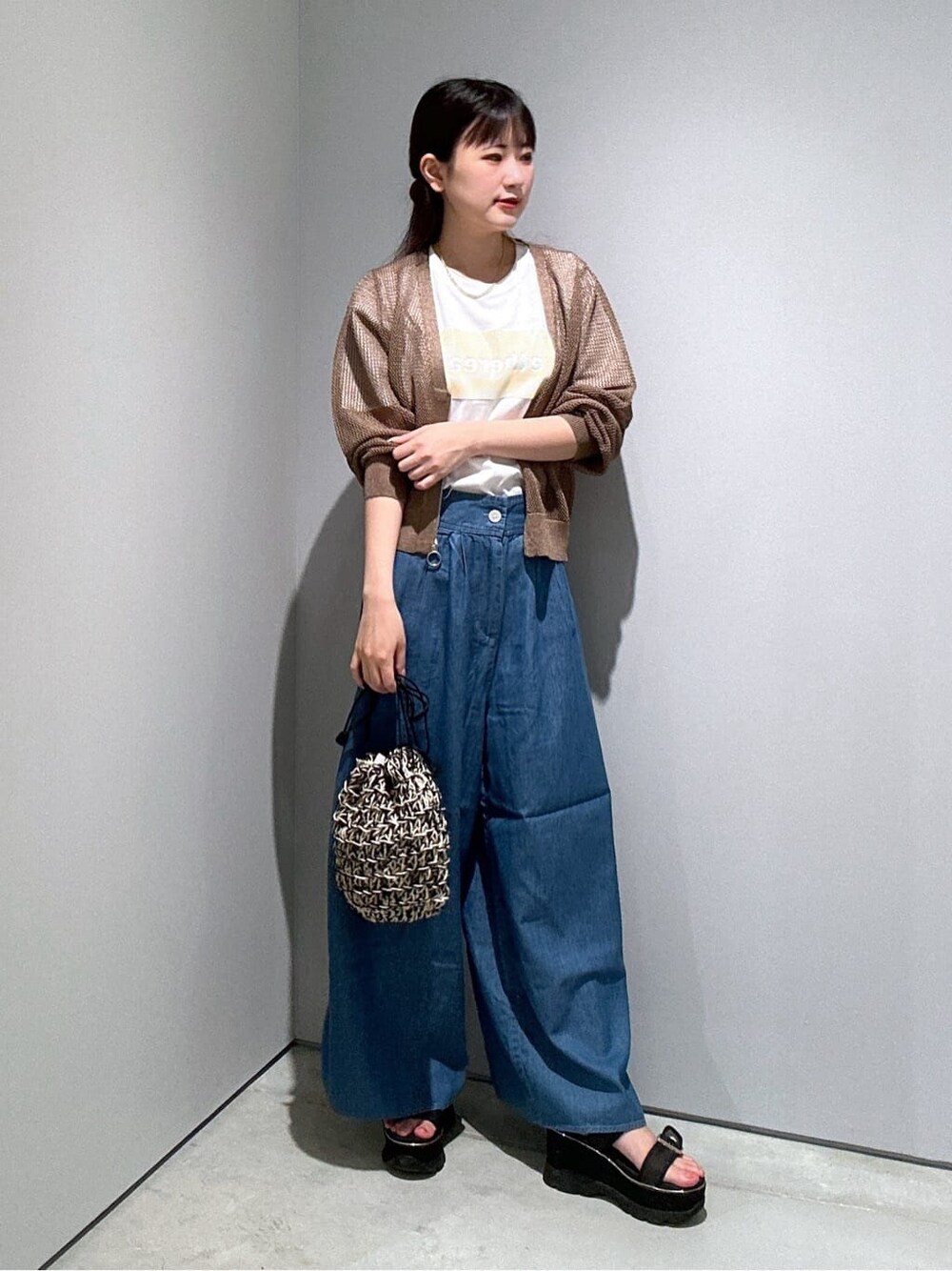 ベージュ系のカーディガン/ボレロ、ホワイト系のTシャツ/カットソー、ブルー系のその他パンツを着用したレディースの夏コーディネートの2枚目の写真