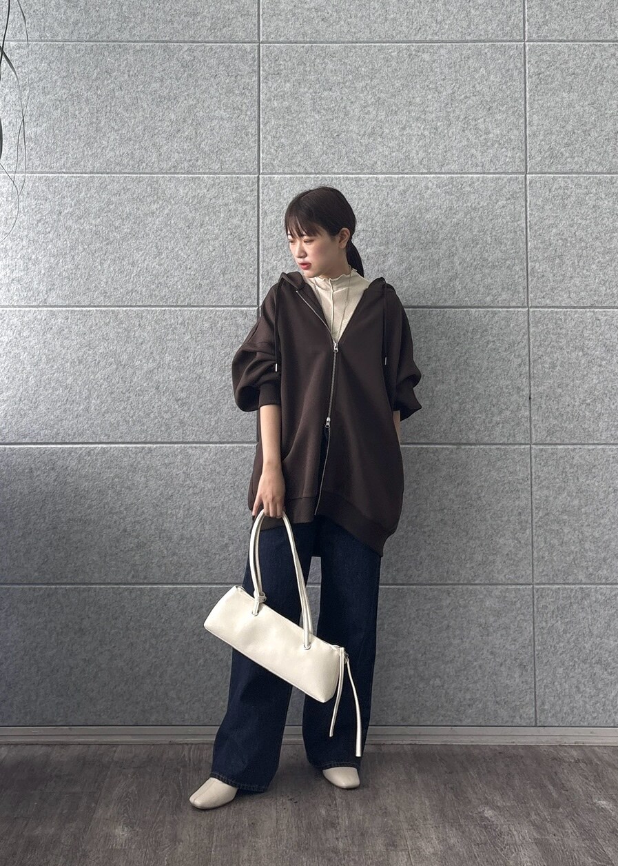 ホワイト系のTシャツ/カットソー、ブルー系のデニムパンツを着用したレディースの秋コーディネートの2枚目の写真