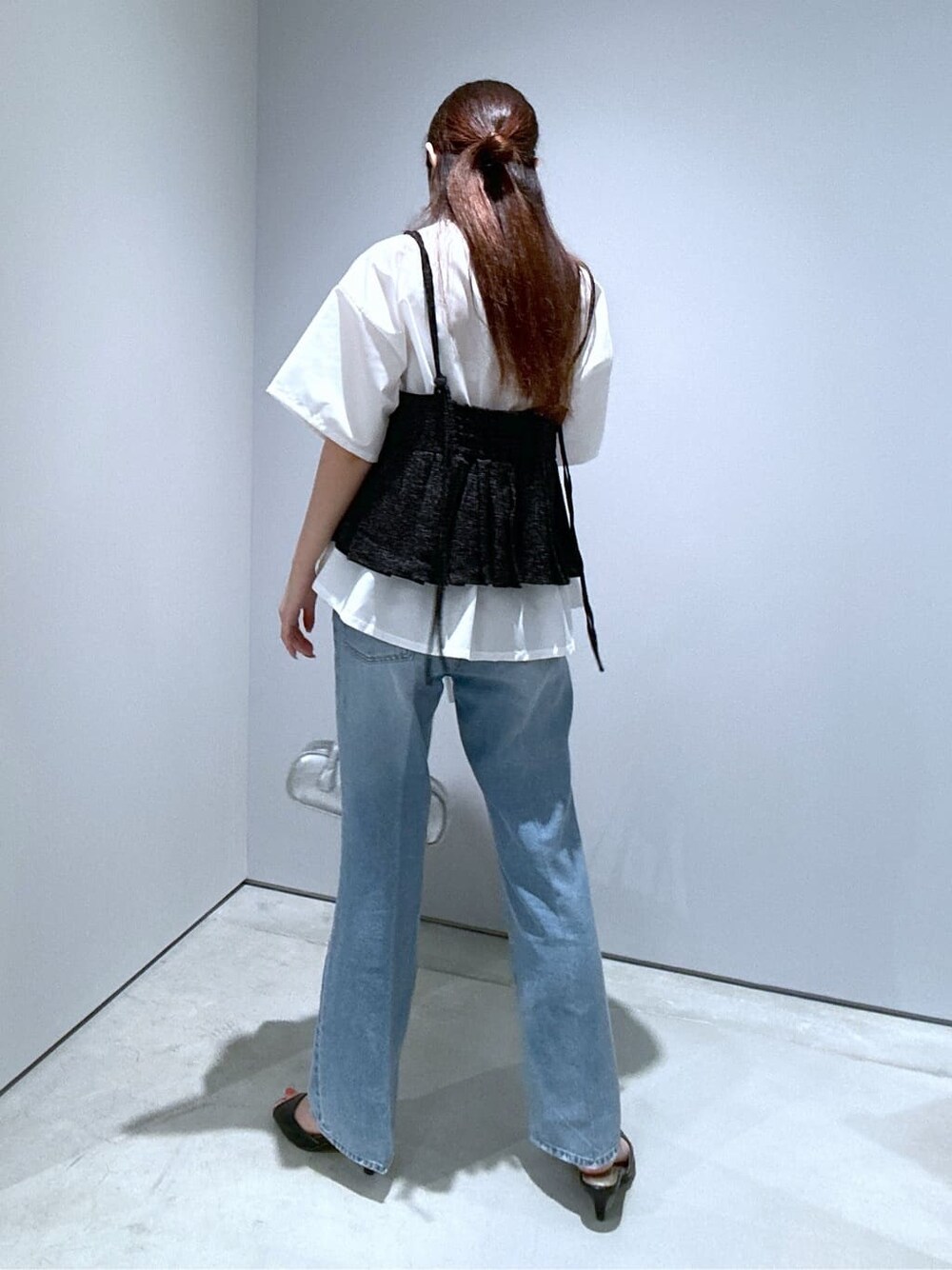 ホワイト系のシャツ/ブラウス、ブルー系のデニムパンツ、シルバー系のハンドバッグを着用したレディースの夏コーディネートの5枚目の写真