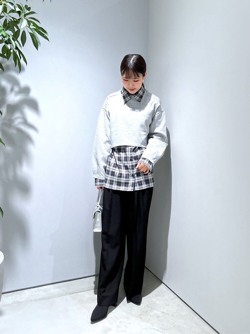 ブラック系のシャツ/ブラウス、ブラック系のその他パンツ、シルバー系のハンドバッグを着用したレディースの秋コーディネートの4枚目の写真