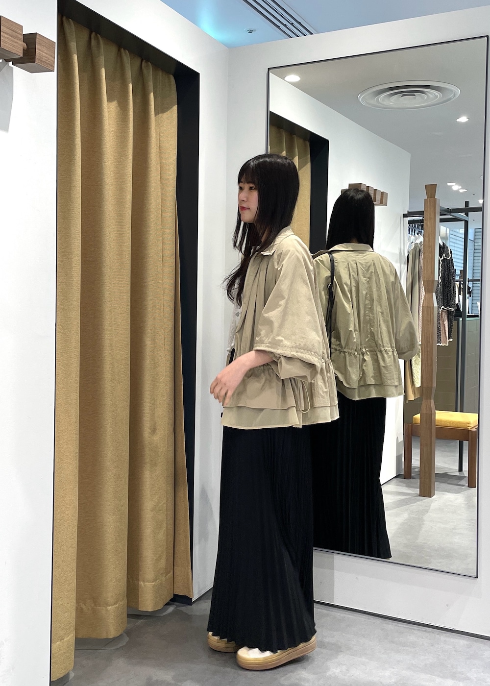 ホワイト系のTシャツ/カットソー、ホワイト系のシャツ/ブラウス、ブラック系のスカートを着用したレディースの春コーディネートの3枚目の写真