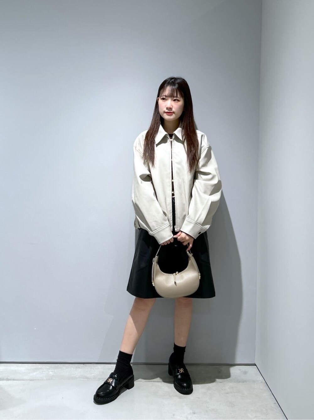 ベージュ系のブルゾン、ブラック系のその他パンツ、ベージュ系のショルダーバッグを着用したレディースの秋コーディネートの2枚目の写真