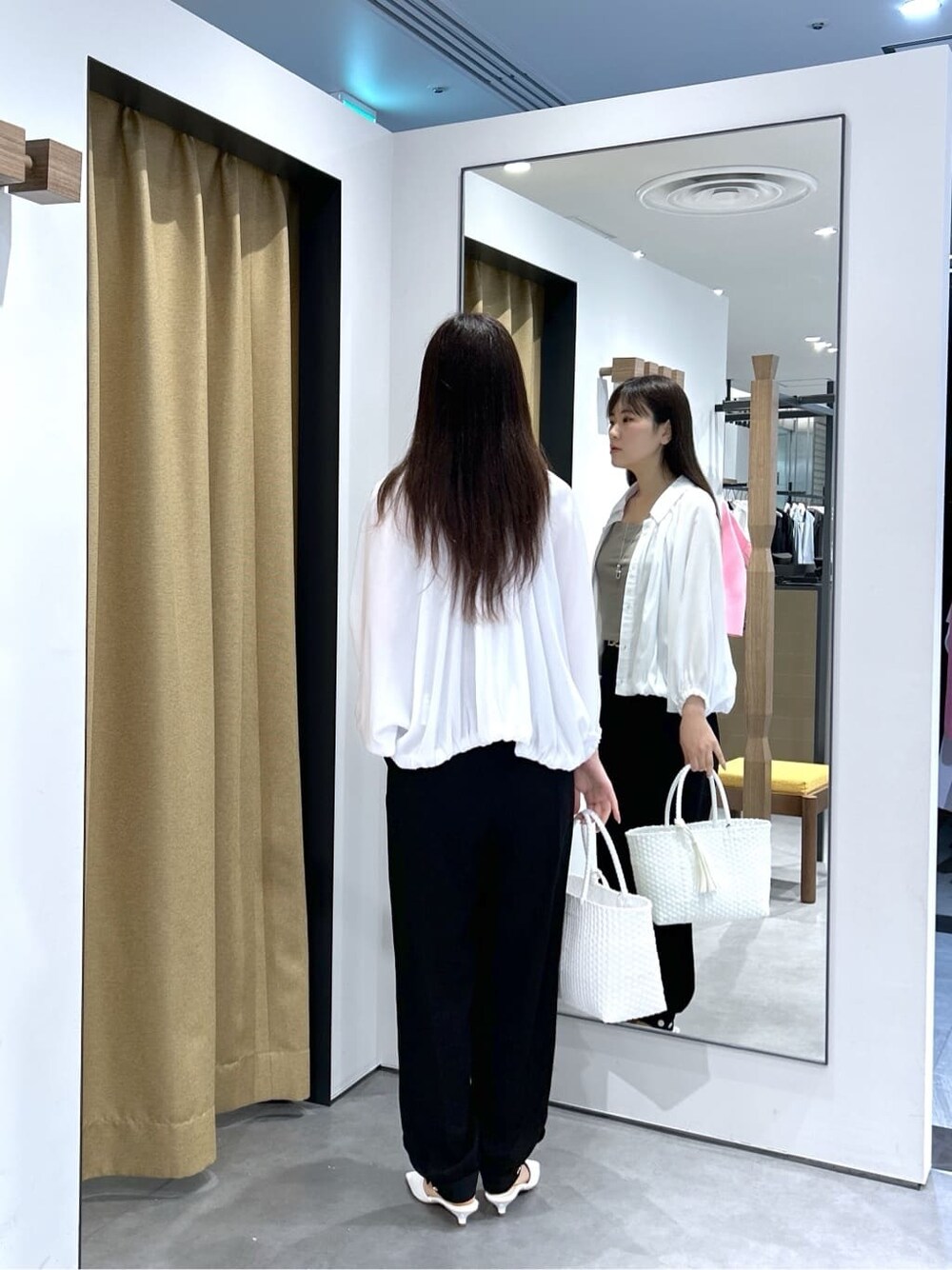 ホワイト系のシャツ/ブラウス、ブラウン系のタンクトップ、ブラック系のその他パンツを着用したレディースの春コーディネートの5枚目の写真