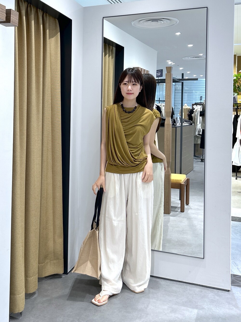 ブラウン系のTシャツ/カットソー、ホワイト系のその他パンツ、ホワイト系のトートバッグを着用したレディースの夏コーディネートの2枚目の写真