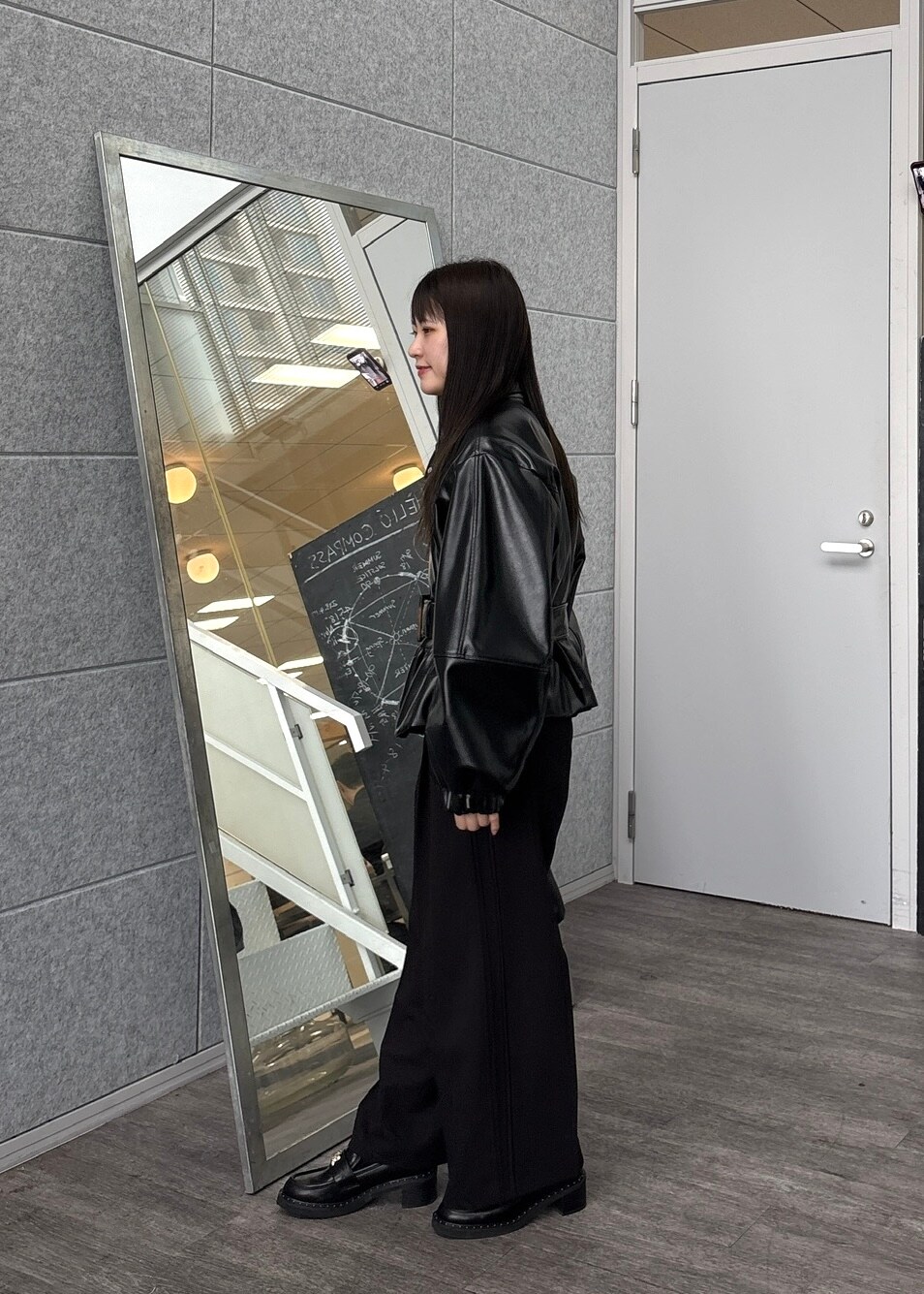 ブラック系のブルゾン、グレー系のシャツ/ブラウス、ブラック系のその他パンツを着用したレディースの秋コーディネートの4枚目の写真
