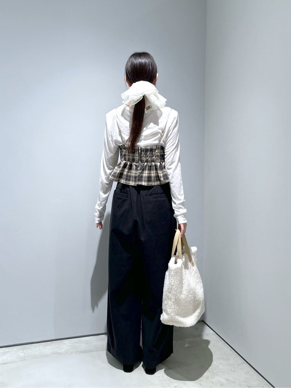 ベージュ系のタンクトップ、ホワイト系のTシャツ/カットソー、ブラック系のその他パンツを着用したレディースの冬コーディネートの5枚目の写真