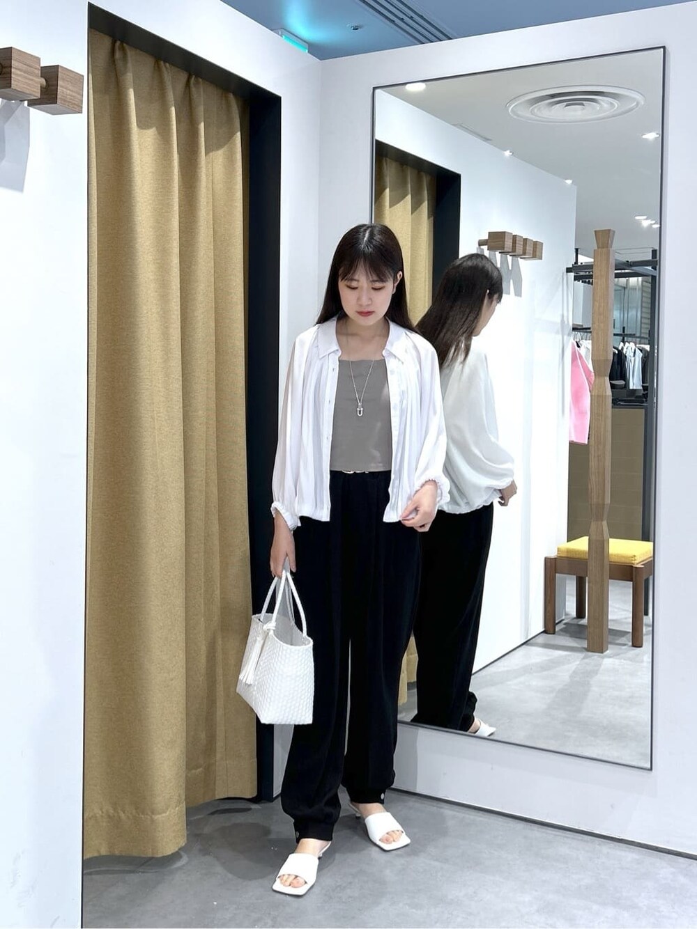 ホワイト系のシャツ/ブラウス、ブラウン系のタンクトップ、ブラック系のその他パンツを着用したレディースの春コーディネートの2枚目の写真