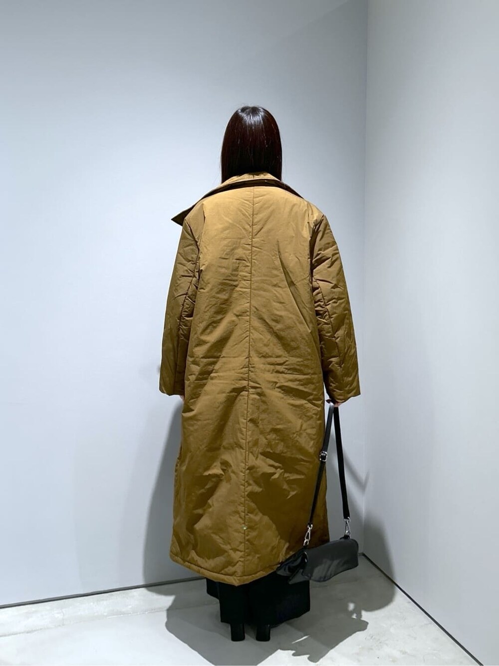 ブラウン系のその他アウター、ホワイト系のスウェット、ブラック系のその他パンツを着用したレディースの冬コーディネートの6枚目の写真