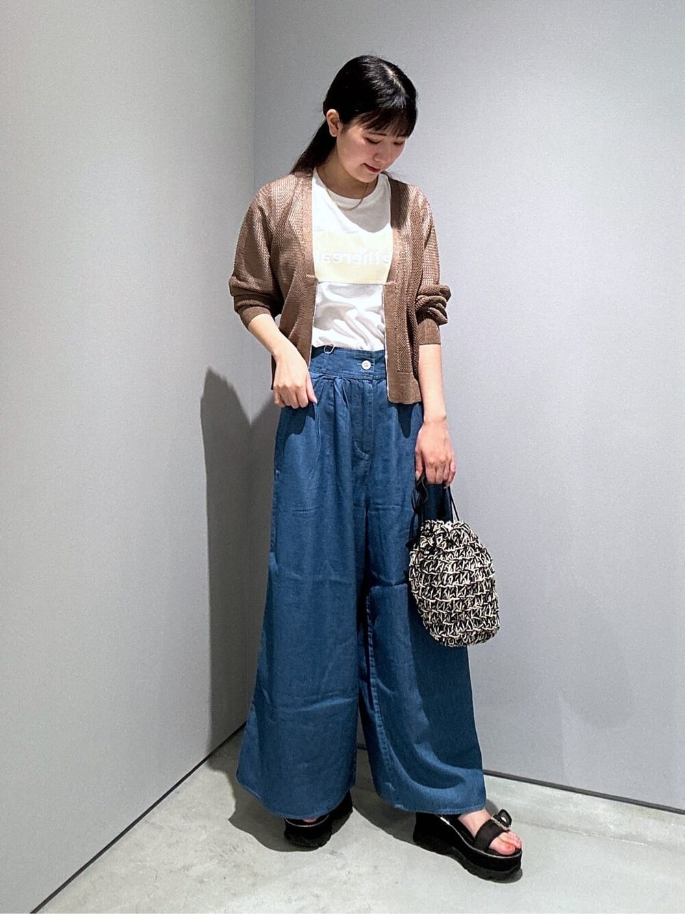 ベージュ系のカーディガン/ボレロ、ホワイト系のTシャツ/カットソー、ブルー系のその他パンツを着用したレディースの夏コーディネートの5枚目の写真
