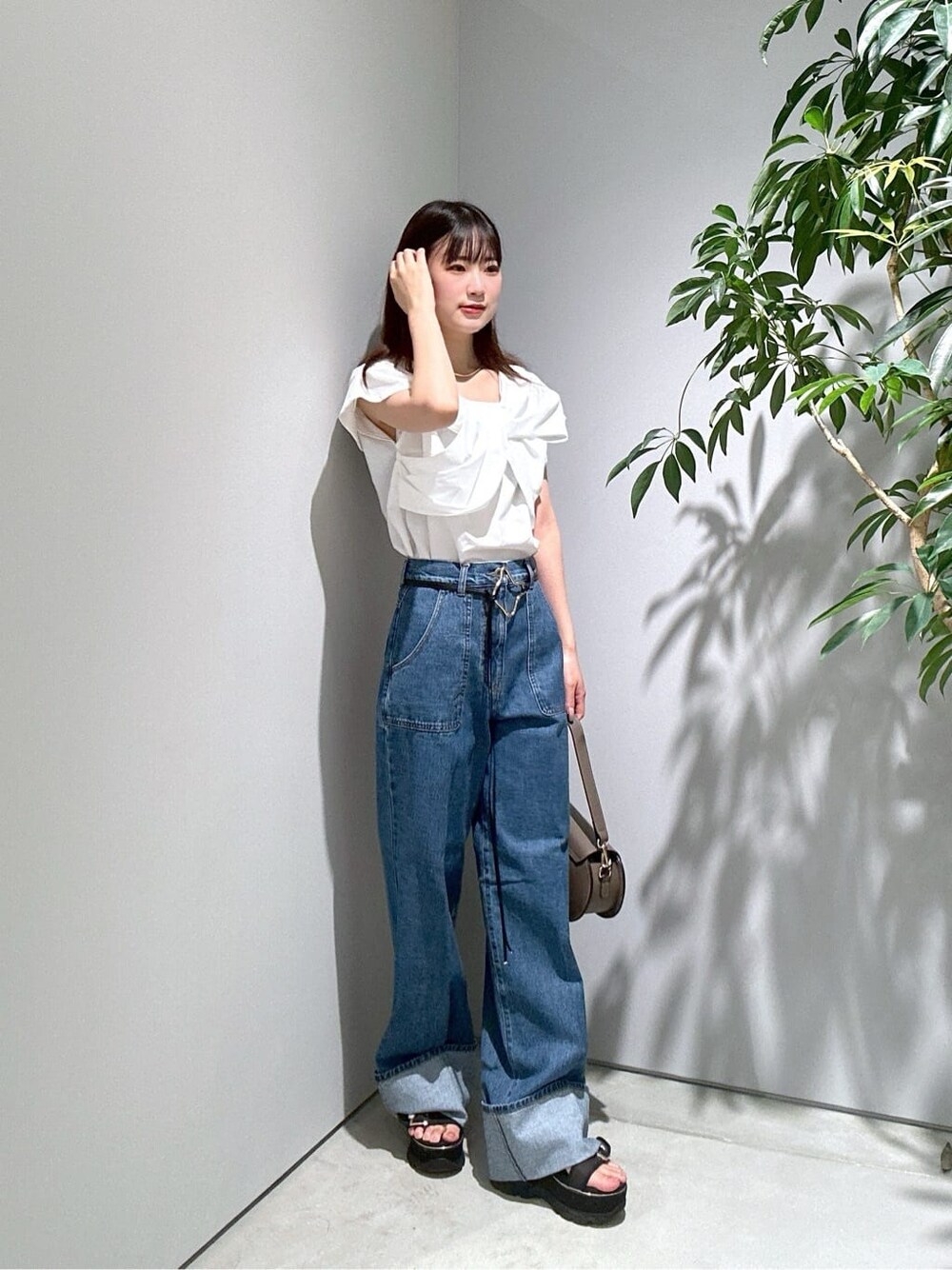 ホワイト系のシャツ/ブラウス、ブルー系のデニムパンツ、ゴールド系のネックレスを着用したレディースの夏コーディネートの2枚目の写真