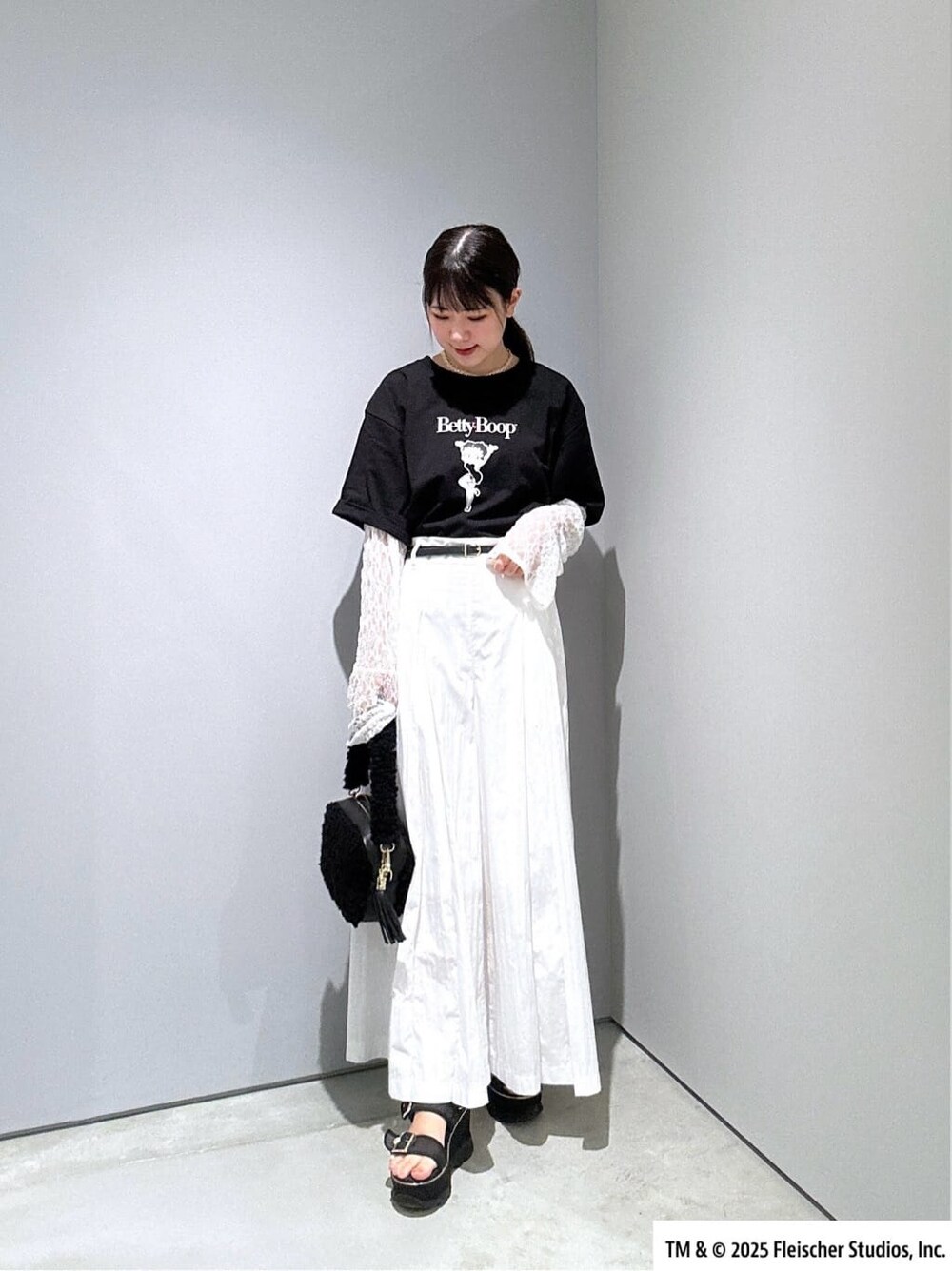 ブラック系のTシャツ/カットソー、ホワイト系のその他パンツ、ブラック系のハンドバッグを着用したレディースの夏コーディネートの3枚目の写真