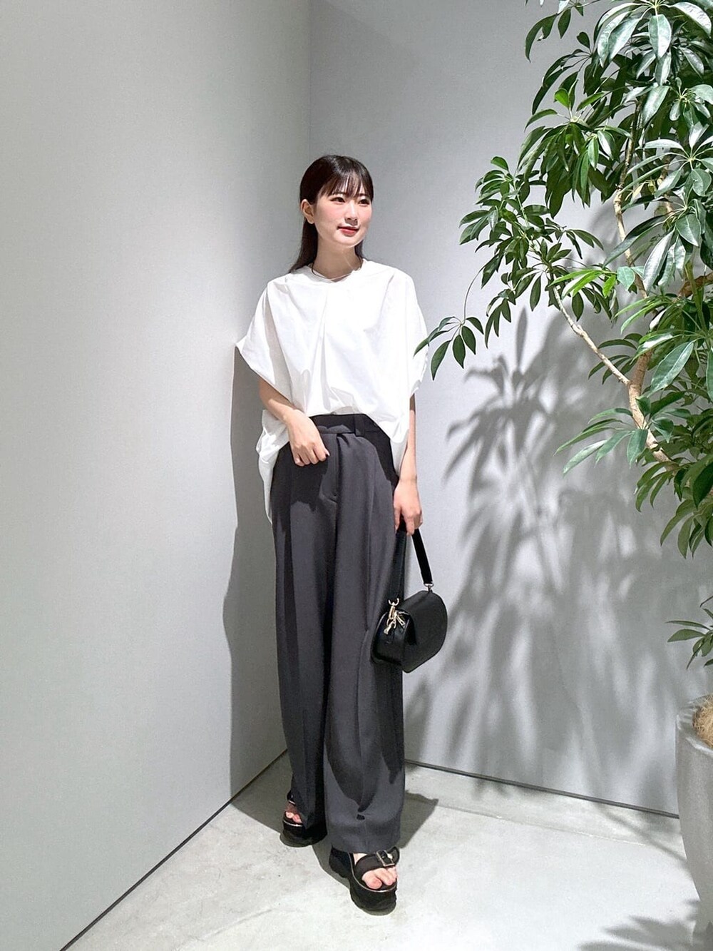 ホワイト系のシャツ/ブラウス、グレー系のその他パンツ、シルバー系のネックレスを着用したレディースの夏コーディネートの3枚目の写真