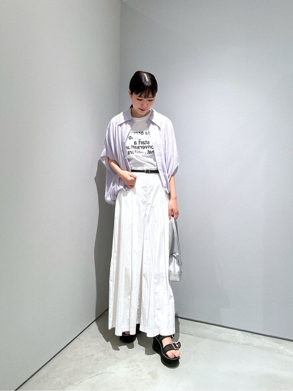 パープル系のシャツ/ブラウス、ホワイト系のTシャツ/カットソー、ホワイト系のその他パンツを着用したレディースの夏コーディネートの4枚目の写真