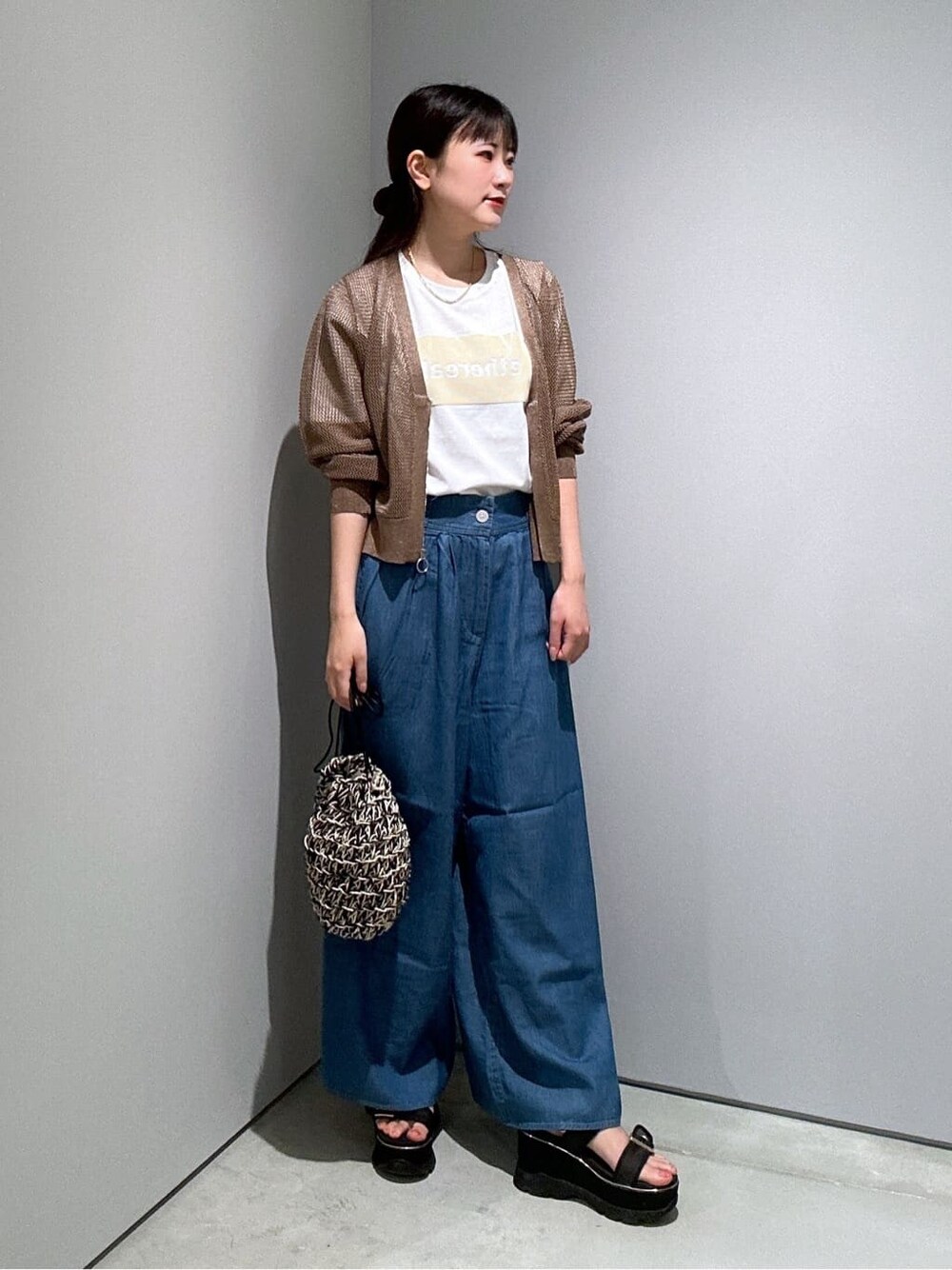 ベージュ系のカーディガン/ボレロ、ホワイト系のTシャツ/カットソー、ブルー系のその他パンツを着用したレディースの夏コーディネートの3枚目の写真